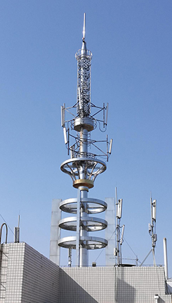 Pylône de télécommunication sur toit